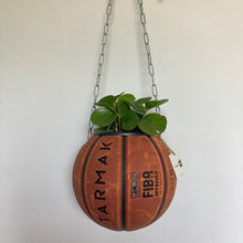 Charger l'image dans la galerie, decoration-ballon-de-basket-transforme-en-pot-de-fleurs-basketball-planter-tarmak