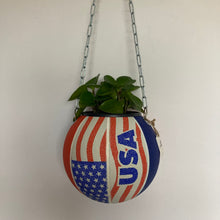 Charger l'image dans la galerie, decoration-ballon-de-basket-transforme-en-pot-de-fleurs-basketball-planter