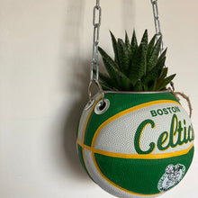 Charger l'image dans la galerie, decoration-ballon-de-basket-transforme-en-pot-de-fleurs-boston-celtics