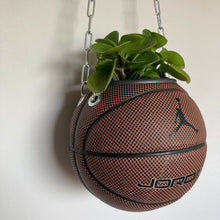 Charger l'image dans la galerie, decoration-ballon-de-basket-transforme-en-pot-de-fleurs-jordan