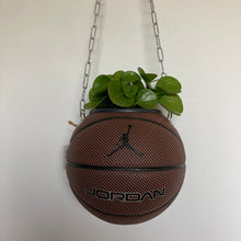 Charger l'image dans la galerie, decoration-ballon-de-basket-transforme-en-pot-de-fleurs-jordan