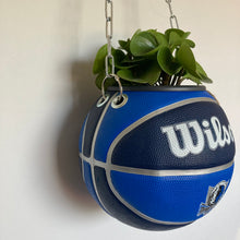 Charger l'image dans la galerie, decoration-ballon-de-basket-transforme-en-pot-de-fleurs-mavericks