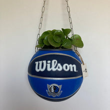 Charger l'image dans la galerie, decoration-ballon-de-basket-transforme-en-pot-de-fleurs-mavericks