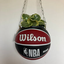 Charger l'image dans la galerie, decoration-ballon-de-basket-transforme-en-pot-de-fleurs-miami-heat