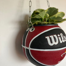 Charger l'image dans la galerie, decoration-ballon-de-basket-transforme-en-pot-de-fleurs-miami-heat