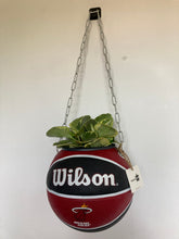 Charger l'image dans la galerie, decoration-ballon-de-basket-transforme-en-pot-de-fleurs-miami-heat