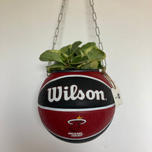 Charger l'image dans la galerie, decoration-ballon-de-basket-transforme-en-pot-de-fleurs-miami-heat