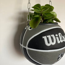 Charger l'image dans la galerie, decoration-ballon-de-basket-transforme-en-pot-de-fleurs-nets