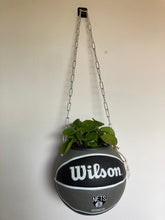 Charger l'image dans la galerie, decoration-ballon-de-basket-transforme-en-pot-de-fleurs-nets