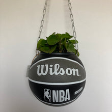 Charger l'image dans la galerie, decoration-ballon-de-basket-transforme-en-pot-de-fleurs-nets