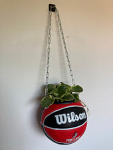 Charger l'image dans la galerie, decoration-ballon-de-basket-transforme-en-pot-de-fleurs-portland