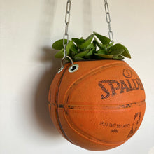 Charger l'image dans la galerie, decoration-ballon-de-basket-transforme-en-pot-de-fleurs-spalding-orange