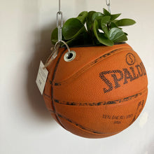 Charger l'image dans la galerie, decoration-ballon-de-basket-transforme-en-pot-de-fleurs-spalding-orange