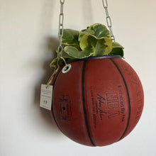 Charger l'image dans la galerie, decoration-ballon-de-basket-transforme-en-pot-de-fleurs-spalding-rouge