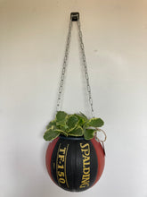 Charger l'image dans la galerie, decoration-ballon-de-basket-transforme-en-pot-de-fleurs-spalding-tf-150