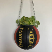 Charger l'image dans la galerie, decoration-ballon-de-basket-transforme-en-pot-de-fleurs-spalding-tf-150