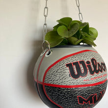 Charger l'image dans la galerie, decoration-ballon-de-basket-transforme-en-pot-de-fleurs-spalding-wilson-gris