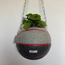 Charger l'image dans la galerie, decoration-ballon-de-basket-transforme-en-pot-de-fleurs-spalding-wilson-gris
