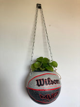 Charger l'image dans la galerie, decoration-ballon-de-basket-transforme-en-pot-de-fleurs-spalding-wilson-gris