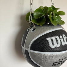 Charger l'image dans la galerie, decoration-ballon-de-basket-transforme-en-pot-de-fleurs-spurs