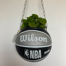 Charger l'image dans la galerie, decoration-ballon-de-basket-transforme-en-pot-de-fleurs-spurs