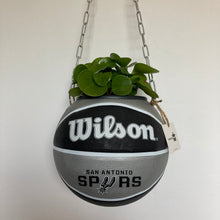 Charger l'image dans la galerie, decoration-ballon-de-basket-transforme-en-pot-de-fleurs-spurs