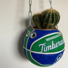 Charger l'image dans la galerie, decoration-ballon-de-basket-transforme-en-pot-de-fleurs-timberwolves