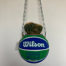 Charger l'image dans la galerie, decoration-ballon-de-basket-transforme-en-pot-de-fleurs-timberwolves