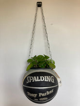 Charger l'image dans la galerie, decoration-ballon-de-basket-transforme-en-pot-de-fleurs-tony-parker