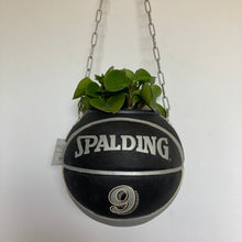 Charger l'image dans la galerie, decoration-ballon-de-basket-transforme-en-pot-de-fleurs-tony-parker