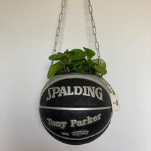 Charger l'image dans la galerie, decoration-ballon-de-basket-transforme-en-pot-de-fleurs-tony-parker