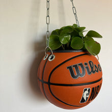 Charger l'image dans la galerie, decoration-ballon-de-basket-transforme-en-pot-de-fleurs-wilson