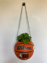 Charger l'image dans la galerie, decoration-ballon-de-basket-transforme-en-pot-de-fleurs-wilson