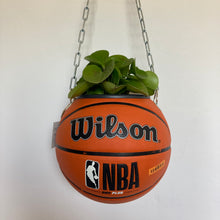 Charger l'image dans la galerie, decoration-ballon-de-basket-transforme-en-pot-de-fleurs-wilson