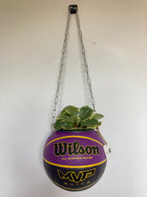 Charger l'image dans la galerie, decoration-ballon-de-basket-transforme-en-pot-de-fleurs-wilson-mvp