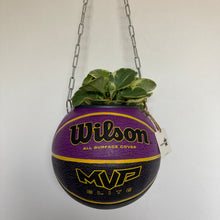 Charger l'image dans la galerie, decoration-ballon-de-basket-transforme-en-pot-de-fleurs-wilson-mvp