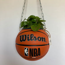 Charger l'image dans la galerie, decoration-ballon-de-basket-transforme-en-pot-de-fleurs-wilson