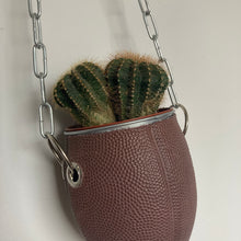 Charger l'image dans la galerie, decoration-ballon-de-nfl-transforme-en-pot-de-fleur-nike