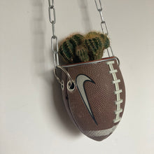 Charger l'image dans la galerie, decoration-ballon-de-nfl-transforme-en-pot-de-fleur-nike