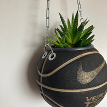 Charger l'image dans la galerie, decoration-basketball-plante-ballon-de-basket-nike-noir-nba