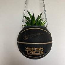 Charger l'image dans la galerie, decoration-basketball-plante-ballon-de-basket-nike-noir-nba