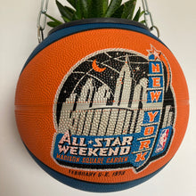 Charger l'image dans la galerie, decoration-basketball-plante-ballon-de-basket-vintage-orange-bleu