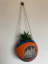 Charger l'image dans la galerie, decoration-basketball-plante-ballon-de-basket-vintage-orange-bleu