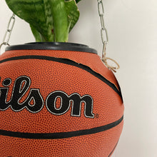 Charger l'image dans la galerie, decoration-basketball-planter-ballon-de-basket-wilson-pot-de-fleur-original