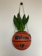 Charger l'image dans la galerie, decoration-basketball-planter-ballon-de-basket-wilson-pot-de-fleur-original