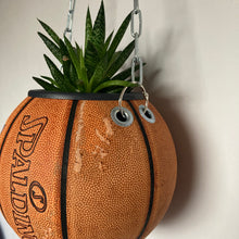 Charger l'image dans la galerie, decoration-basketball-vintage-plante-vase-ballon-de-basket-nba