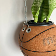 Charger l'image dans la galerie, decoration-plante-ballon-de-basket-molten-pot-de-fleurs-vintage
