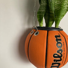 Charger l'image dans la galerie, decoration-sneakers-ballon-de-basket-pot-de-fleurs-basketball-planter
