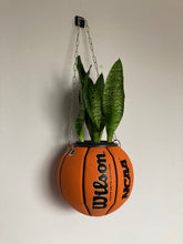 Charger l'image dans la galerie, decoration-sneakers-ballon-de-basket-pot-de-fleurs-basketball-planter