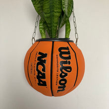 Charger l'image dans la galerie, decoration-sneakers-ballon-de-basket-pot-de-fleurs-basketball-planter